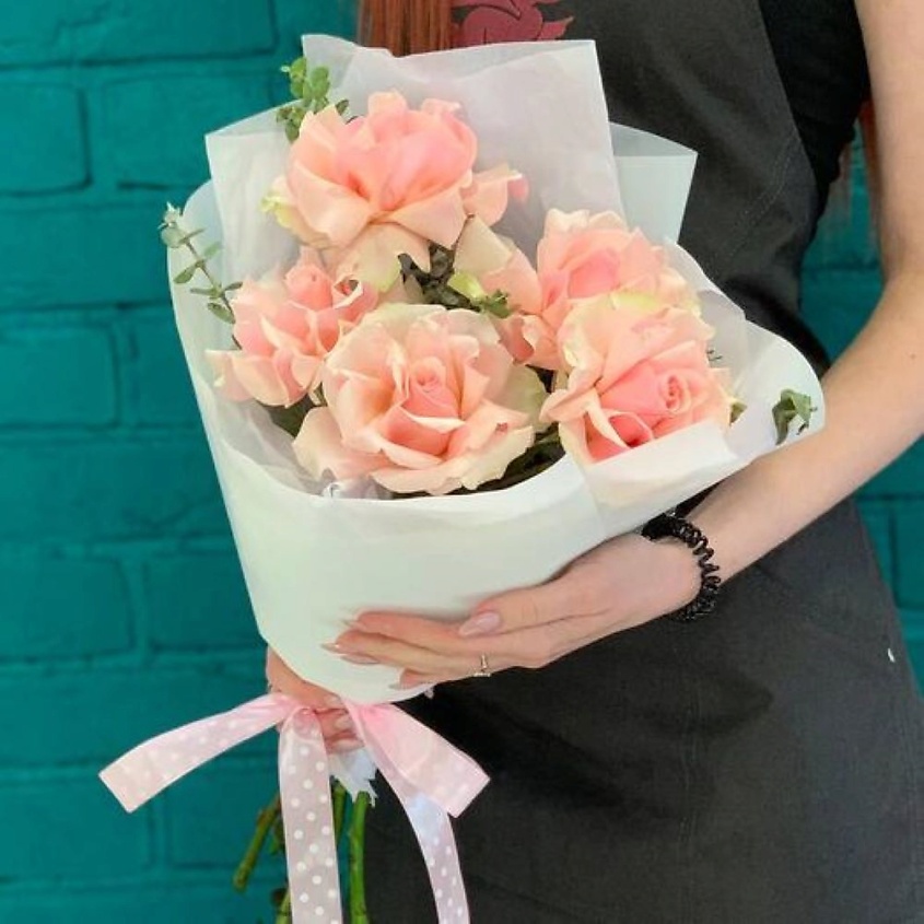 Изображение товара Букет из 5 французских роз и зелени Цветы Мишки для подарка