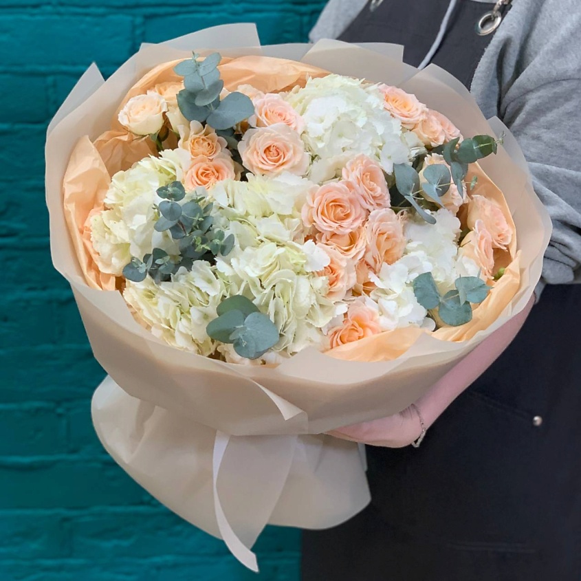 Изображение товара Букет из гортензии и кустовой розы Цветы Мишки 9990 рублей