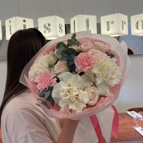 

МНОГО ЦВЕТОВ ЦВЕТОЧНЫЙ МАГАЗИН Букет из французских роз, диантусов и кустовых роз, Букет из французских роз, диантусов и кустовых роз