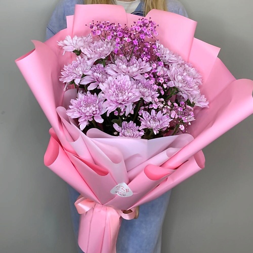 

FLEUR DE FEE ЦВЕТОЧНАЯ ФЕЯ Букет из 3 розовых кустовых хризантем Балтика и розовой гипсофилы, Букет из 3 розовых кустовых хризантем Балтика и розовой гипсофилы