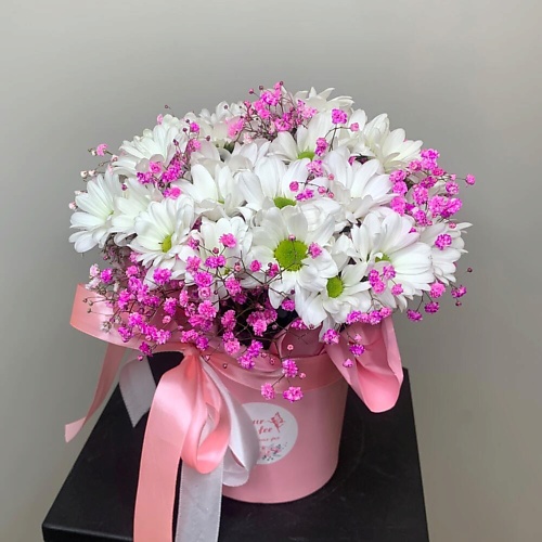 

FLEUR DE FEE ЦВЕТОЧНАЯ ФЕЯ Букет из цветов в шляпной коробке (белые ромашки и розовая гипсофила), Букет из цветов в шляпной коробке (белые ромашки и розовая гипсофила)