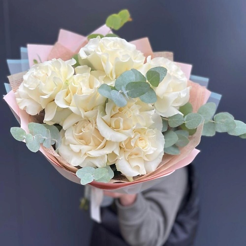 

FLOWERTVER Букет с белыми французскими розами и эвкалиптом, Букет с белыми французскими розами и эвкалиптом