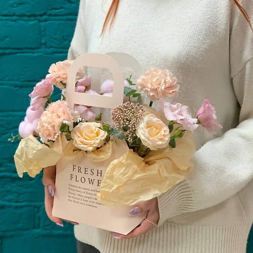 

ЦВЕТЫ МИШКИ Композиция из кустовой розы и гвоздики, Композиция из кустовой розы и гвоздики