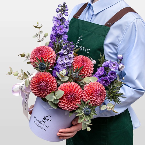 

STUDIO FLORISTIC Композиция из Георгин, Дельфиниума и Эрингиума в шляпной коробке «Осенний Вихрь», Композиция из Георгин, Дельфиниума и Эрингиума в шляпной коробке «Осенний Вихрь»