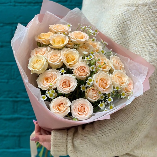 

ЦВЕТЫ МИШКИ Букет из 5 персиковых кустовых роз и танацетума, Букет из 5 персиковых кустовых роз и танацетума