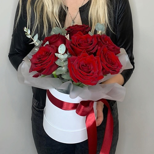 

FLEUR DE FEE ЦВЕТОЧНАЯ ФЕЯ Букет из цветов в шляпной коробке (7 красных роз с эвкалиптом), Букет из цветов в шляпной коробке (7 красных роз с эвкалиптом)