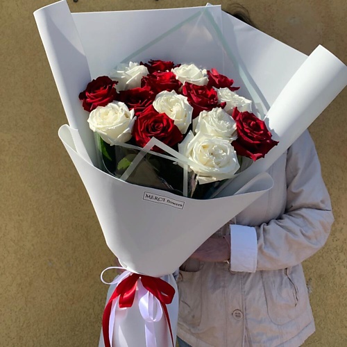 

FLEUR DE FEE ЦВЕТОЧНАЯ ФЕЯ Букет 15 роз микс белые и красные, Букет 15 роз микс белые и красные