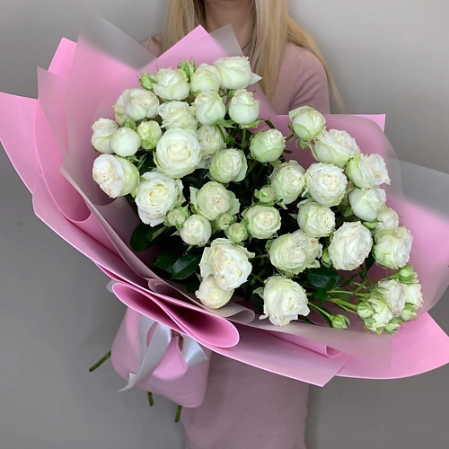 

FLEUR DE FEE ЦВЕТОЧНАЯ ФЕЯ Букет из кустовых белых роз (7 веток) в розовом оформлении, Букет из кустовых белых роз (7 веток) в розовом оформлении