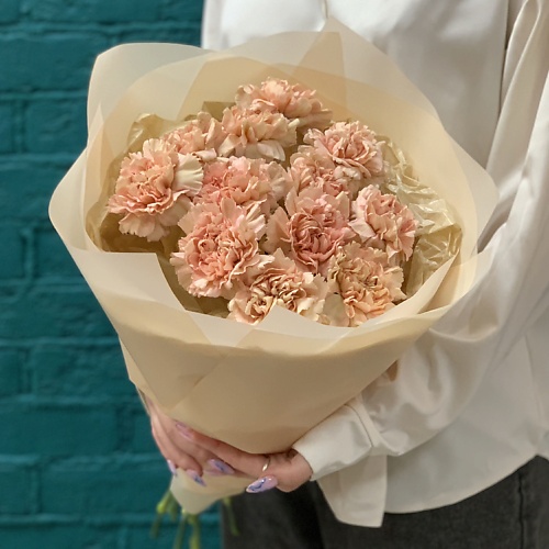 

ЦВЕТЫ МИШКИ Букет из 13 персиковых гвоздик, Букет из 13 персиковых гвоздик