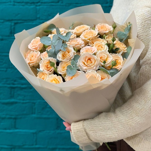 

ЦВЕТЫ МИШКИ Букет из 9 персиковых кустовых роз и эвкалипта, Букет из 9 персиковых кустовых роз и эвкалипта