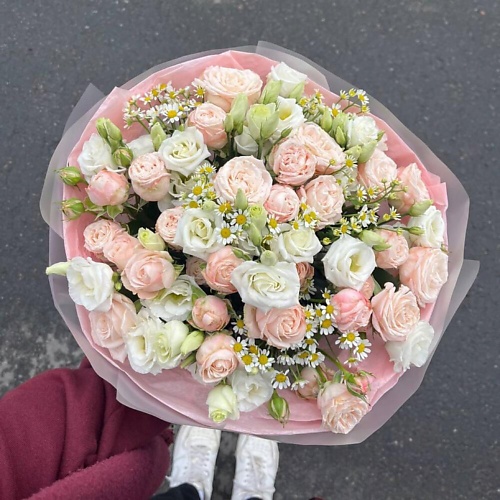 МНОГО ЦВЕТОВ ЦВЕТОЧНЫЙ МАГАЗИН Букет из Кустовой  Розы, Лизиантуса и Танацетума