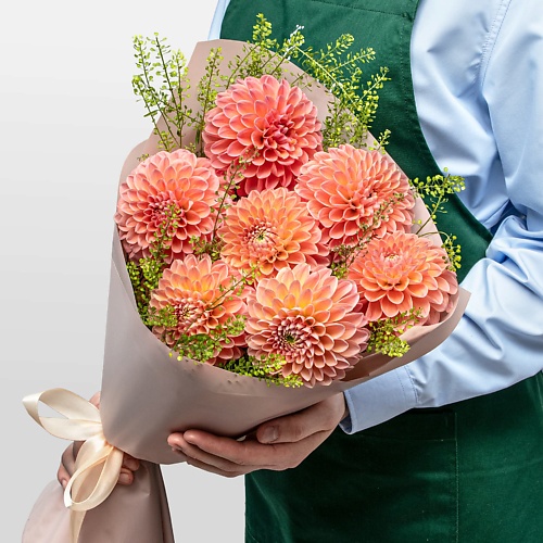 

STUDIO FLORISTIC Букет из Георгин и Тласпи «Апельсиновый Закат», Букет из Георгин и Тласпи «Апельсиновый Закат»