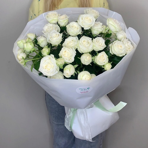 

FLEUR DE FEE ЦВЕТОЧНАЯ ФЕЯ Букет из кустовых белых роз (5 веток) в белом оформлении, Букет из кустовых белых роз (5 веток) в белом оформлении