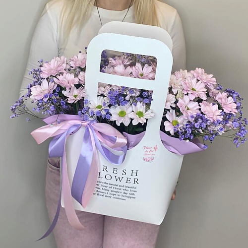 

FLEUR DE FEE ЦВЕТОЧНАЯ ФЕЯ Букет в сумочке из кустовых сиреневых хризантем и гипсофилы, Букет в сумочке из кустовых сиреневых хризантем и гипсофилы