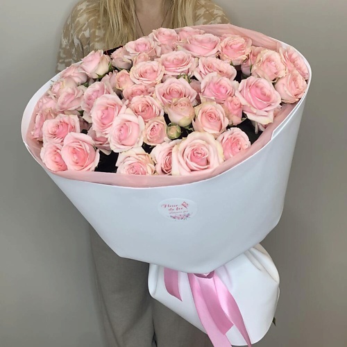 

FLEUR DE FEE ЦВЕТОЧНАЯ ФЕЯ Букет из кустовых розовых роз Старблаш (15 веток) в белом оформлении, Букет из кустовых розовых роз Старблаш (15 веток) в белом оформлении