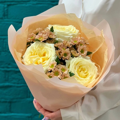 

ЦВЕТЫ МИШКИ Букет из белых роз и ромашковой хризантемы, Букет из белых роз и ромашковой хризантемы