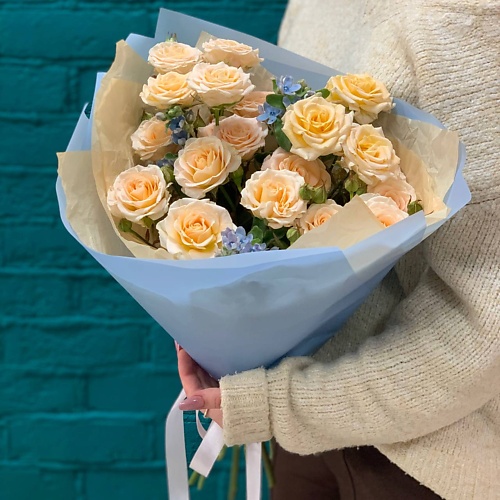 

ЦВЕТЫ МИШКИ Букет из 5 персиковых кустовых роз и оксипеталума, Букет из 5 персиковых кустовых роз и оксипеталума
