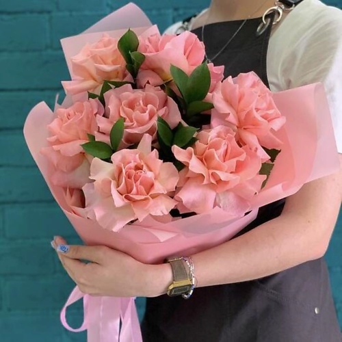 

ЦВЕТЫ МИШКИ Букет из 7 розовых французских роз и рускуса, Букет из 7 розовых французских роз и рускуса