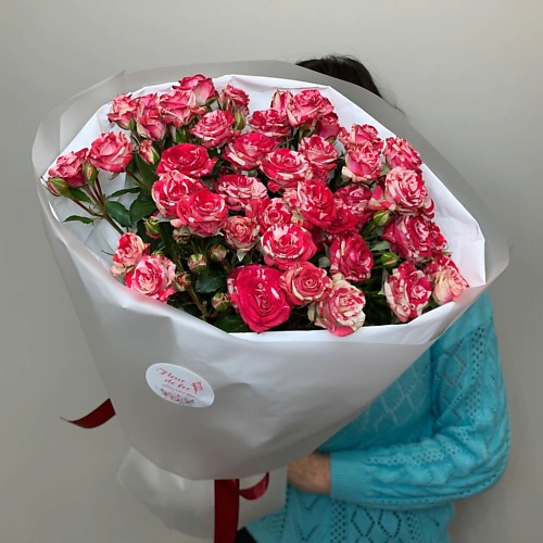 

FLEUR DE FEE ЦВЕТОЧНАЯ ФЕЯ Букет из кустовых роз Файерфокс 7 веток в белом офомрмлении, Букет из кустовых роз Файерфокс 7 веток в белом офомрмлении