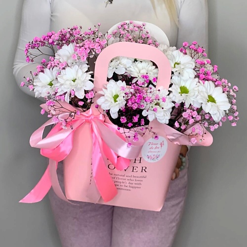 

FLEUR DE FEE ЦВЕТОЧНАЯ ФЕЯ Букет в сумочке из кустовых белых хризантем и гипсофилы, Букет в сумочке из кустовых белых хризантем и гипсофилы