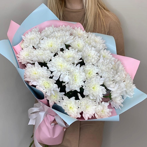 

FLEUR DE FEE ЦВЕТОЧНАЯ ФЕЯ Букет из 5 белых кустовых хризантем Балтика в голубом оформлении, Букет из 5 белых кустовых хризантем Балтика в голубом оформлении