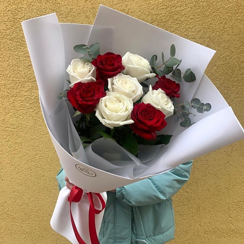 

FLEUR DE FEE ЦВЕТОЧНАЯ ФЕЯ Букет 9 белых и красных роз с эвкалиптом, Букет 9 белых и красных роз с эвкалиптом