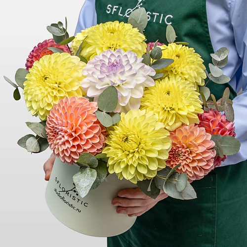 

STUDIO FLORISTIC Композиция из Георгин и Эвкалипта в шляпной коробке «Солнечный Коктейль», Композиция из Георгин и Эвкалипта в шляпной коробке «Солнечный Коктейль»