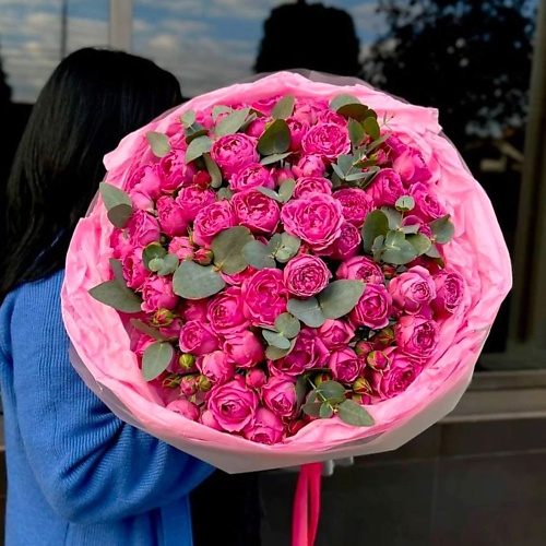 МНОГО ЦВЕТОВ ЦВЕТОЧНЫЙ МАГАЗИН Авторский букет из кустовой розы с эвкалиптом