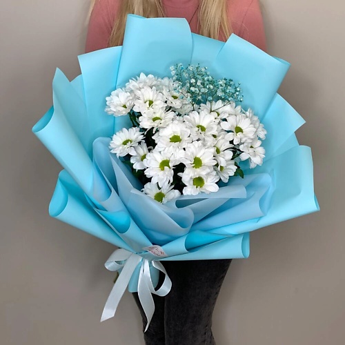 FLEUR DE FEE ЦВЕТОЧНАЯ ФЕЯ Букет из 3 белых ромашковых хризантем и голубой гипсофилы
