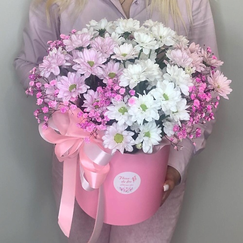 

FLEUR DE FEE ЦВЕТОЧНАЯ ФЕЯ Букет из цветов в шляпной коробке (ромашки микс и розовая гипсофила), Букет из цветов в шляпной коробке (ромашки микс и розовая гипсофила)