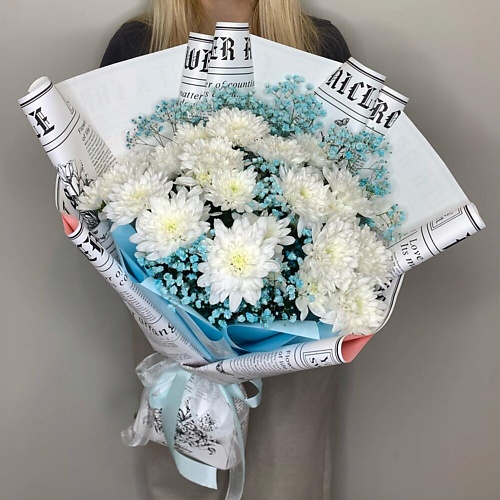 

FLEUR DE FEE ЦВЕТОЧНАЯ ФЕЯ Букет из 5 белых ромашковых хризантем и голубой гипсофилы, Букет из 5 белых ромашковых хризантем и голубой гипсофилы