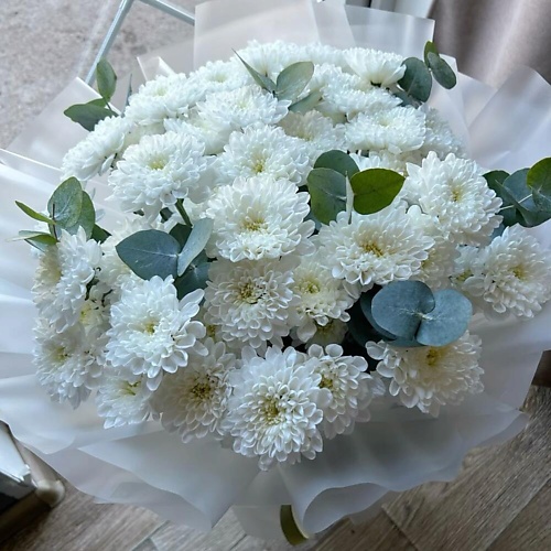 

FLOWERTVER Букет с кустовыми хризантемами и эвкалиптом, Букет с кустовыми хризантемами и эвкалиптом