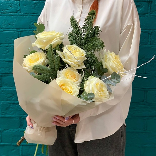

ЦВЕТЫ МИШКИ Новогодний букет из белых роз и нобилиса, Новогодний букет из белых роз и нобилиса