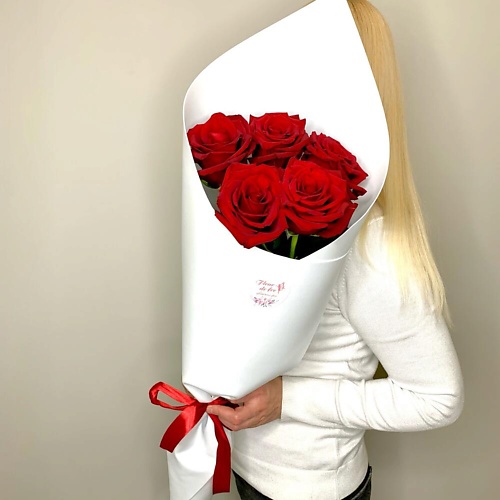 

FLEUR DE FEE ЦВЕТОЧНАЯ ФЕЯ Букет 5 красных роз Эксплорер Эквадор в белом оформлении, Букет 5 красных роз Эксплорер Эквадор в белом оформлении