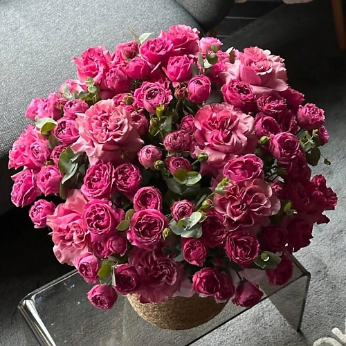 

МНОГО ЦВЕТОВ ЦВЕТОЧНЫЙ МАГАЗИН Корзина из пионовидных роз и эвкалипта, Корзина из пионовидных роз и эвкалипта