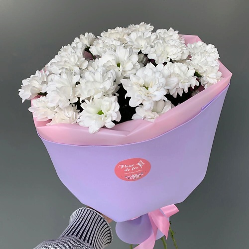 FLEUR DE FEE ЦВЕТОЧНАЯ ФЕЯ Букет из 5 белых ромашковых хризантем в сиреневом оформлении