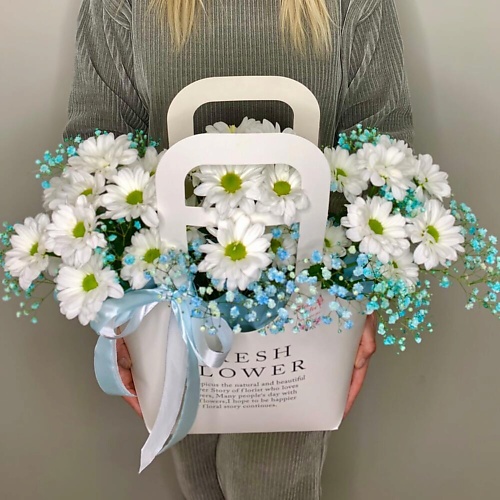 

FLEUR DE FEE ЦВЕТОЧНАЯ ФЕЯ Букет в сумочке из кустовых белых хризантем и голубой гипсофилы, Букет в сумочке из кустовых белых хризантем и голубой гипсофилы