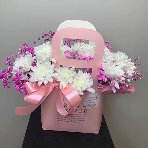 FLEUR DE FEE ЦВЕТОЧНАЯ ФЕЯ Букет в сумочке из кустовых белых хризантем Балтика и гипсофилы 2990₽