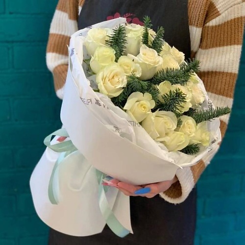 

ЦВЕТЫ МИШКИ Букет из 19 белых роз и нобилиса, Букет из 19 белых роз и нобилиса