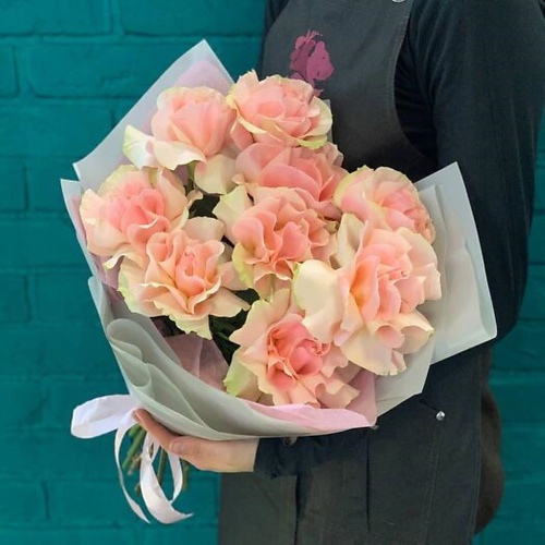 

ЦВЕТЫ МИШКИ Букет из 9 розовых французских роз и зелени, Букет из 9 розовых французских роз и зелени