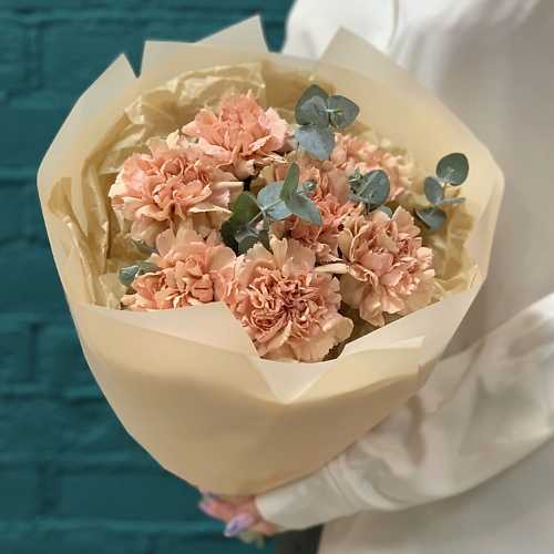 

ЦВЕТЫ МИШКИ Букет из 7 персиковых гвоздик и эвкалипта, Букет из 7 персиковых гвоздик и эвкалипта