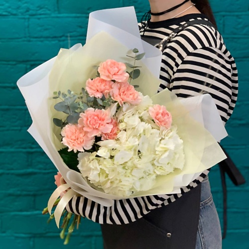 

ЦВЕТЫ МИШКИ Букет из гортензии и гвоздики, Букет из гортензии и гвоздики