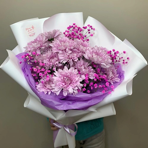 

FLEUR DE FEE ЦВЕТОЧНАЯ ФЕЯ Букет из 3 розовых кустовых хризантем Балтика и розовой гипсофилы, Букет из 3 розовых кустовых хризантем Балтика и розовой гипсофилы