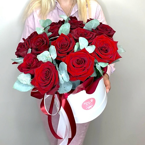 

FLEUR DE FEE ЦВЕТОЧНАЯ ФЕЯ Букет из цветов в шляпной коробке (15 красных роз с эвкалиптом), Букет из цветов в шляпной коробке (15 красных роз с эвкалиптом)