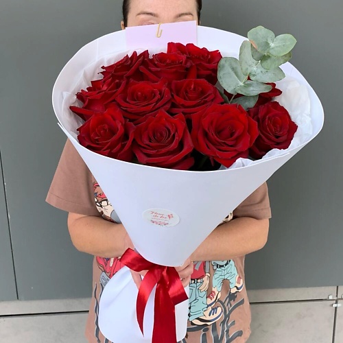 

FLEUR DE FEE ЦВЕТОЧНАЯ ФЕЯ Букет 11 красных роз Эксплорер с веткой эвкалипта, Букет 11 красных роз Эксплорер с веткой эвкалипта