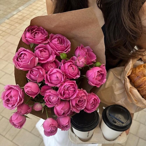 

МНОГО ЦВЕТОВ ЦВЕТОЧНЫЙ МАГАЗИН Кулек комплимент из пионовидных кустовых роз, Кулек комплимент из пионовидных кустовых роз