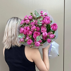 Букет из 13 кустовых роз с эвкалиптом