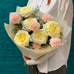 Букет из белых роз и гвоздик