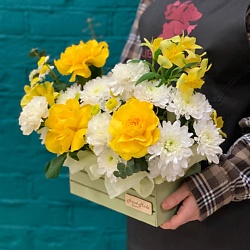 Композиция из хризантемы и гвоздики