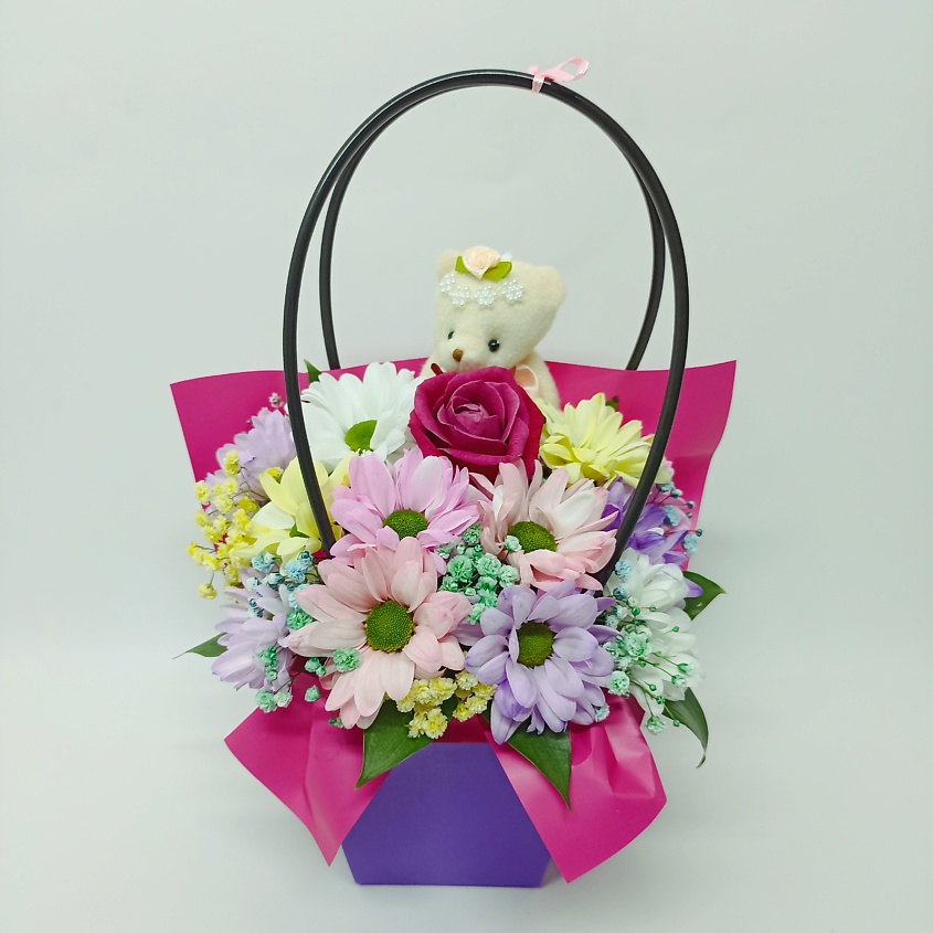 Изображение товара ЗЕФИРКО Композиция из розы, хризантемы и гипсофилы в сумочке